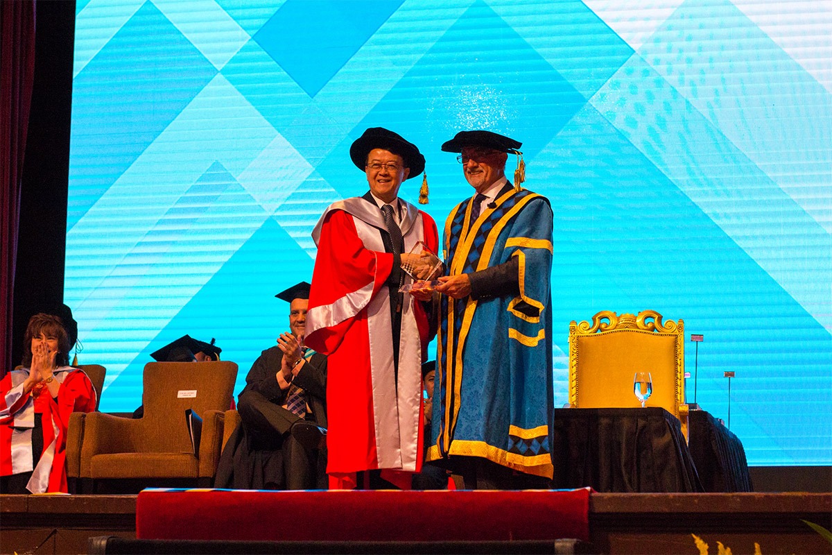 2016-Recipient of the Victoria University Distinguished Alumni Award